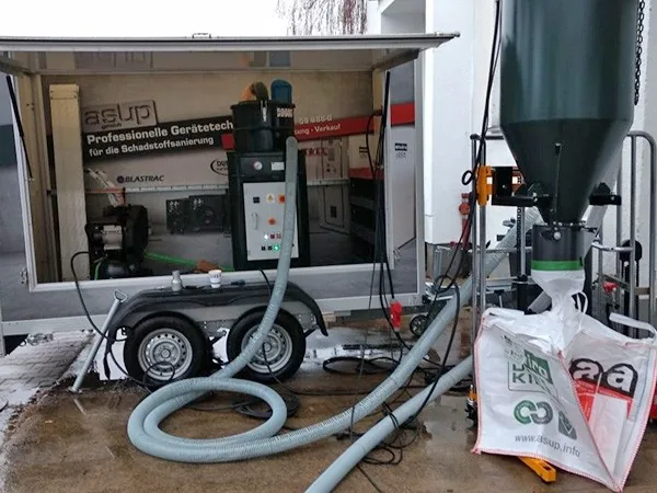 Technikanhänger und Containerlogistik der GROSS Abbruch GmbH
