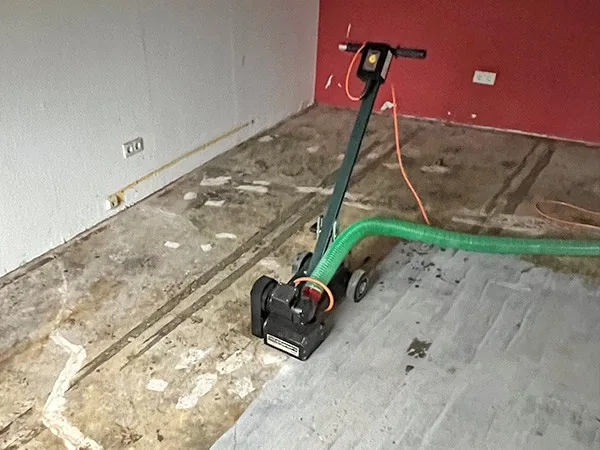 Emissionsarme Asbestsanierung an einer Bodenfläche nach Verfahren BT 40
