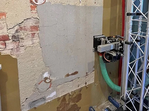 Sanierungsvorbereitung an einer belasteten Innenwand
